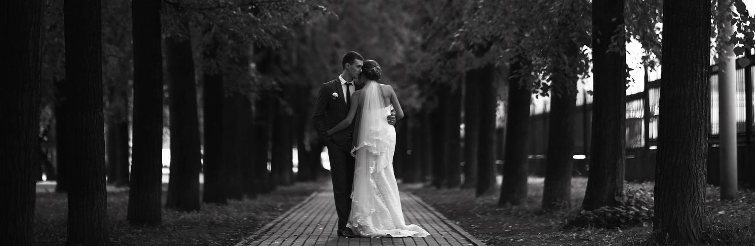 Anillos de compromiso, alianzas de boda y pendientes de boda personalizados